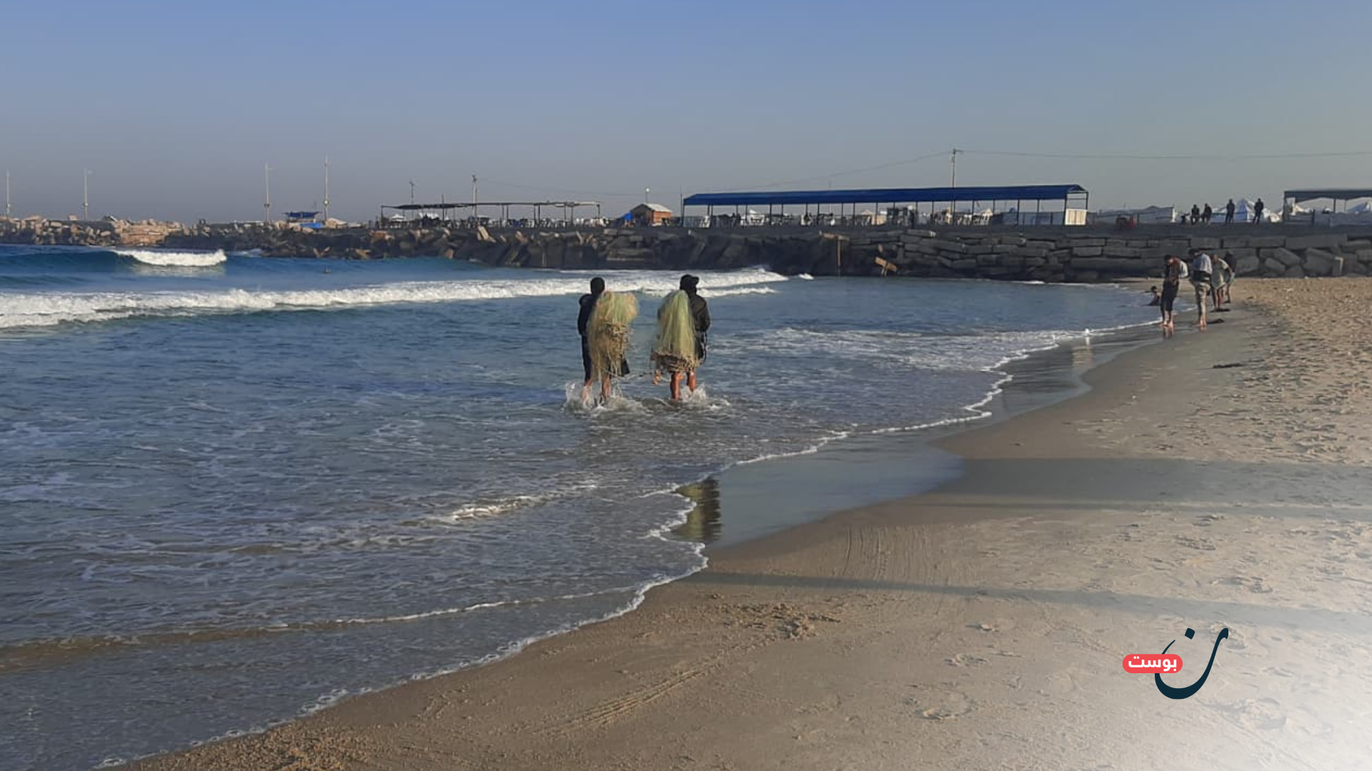 "أرواحنا على كفوفنا": يوميات الصيادين في ميناء غزة المدمر 24 نون بوست