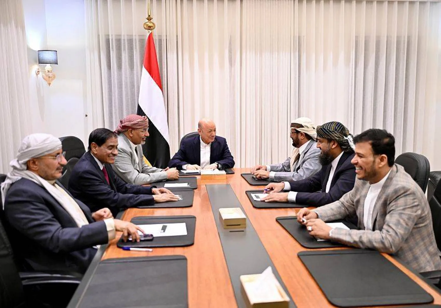 يضم المجلس القيادي رئيسا وسبعة أعضاء يمثلون أطيافًا مختلفة من القوى المناهضة للحوثيين