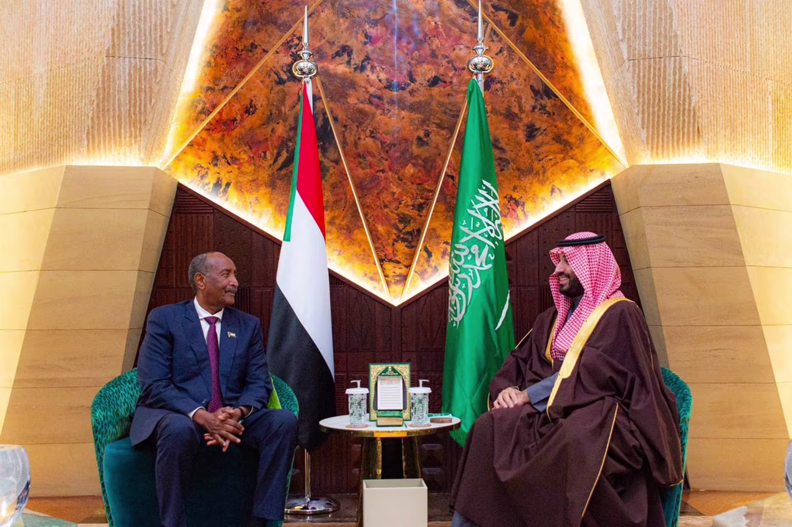 بروتوكول الرياض.. هل يفرض ترامب السلام على جنرالات السودان؟ 22 ابن سلمان والبرهان اجتمعا في الرياض بحضور المبعوث الأمريكي مسعد بولس