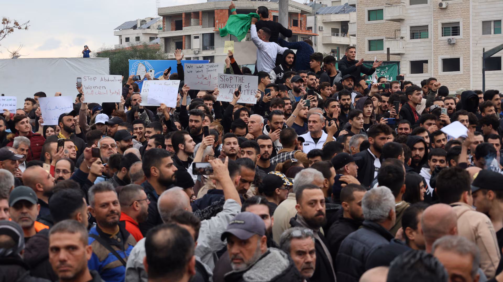 رئيس مخابرات الأسد وابن خاله يتآمران من روسيا لإشعال انتفاضة في الساحل السوري 35 نون بوست