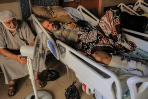 “أشعر بماسّ كهربائي ينخر عظامي”.. واقع صحي قاسٍ يعيشه مصابو الإبادة الإسرائيلية