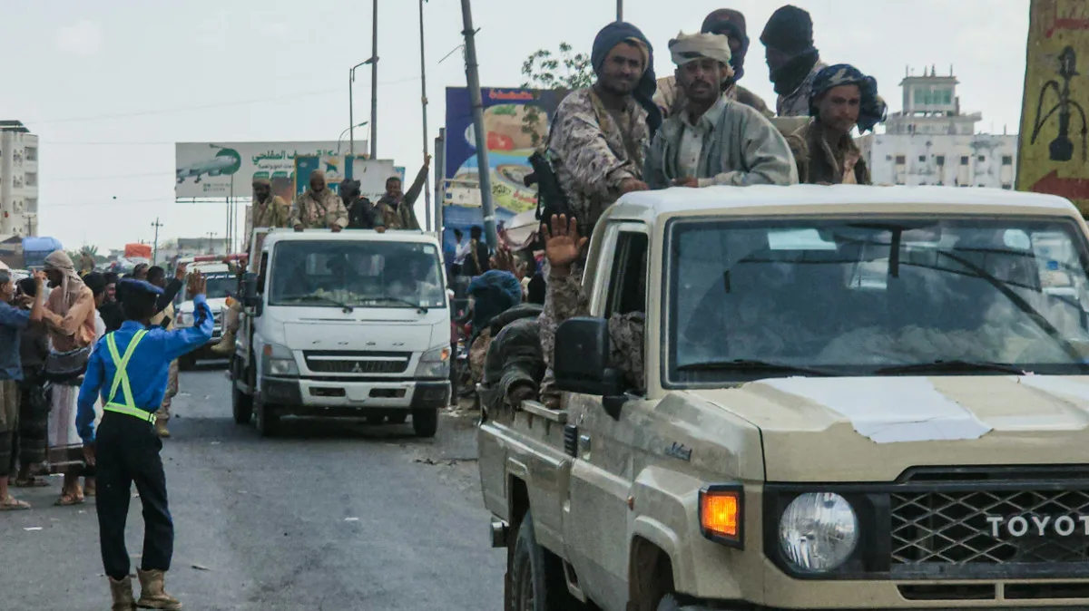 كيف تحولت عُمان من وسيط إلى شريك صامت للسعودية في الصراع اليمني؟ 26 نون بوست