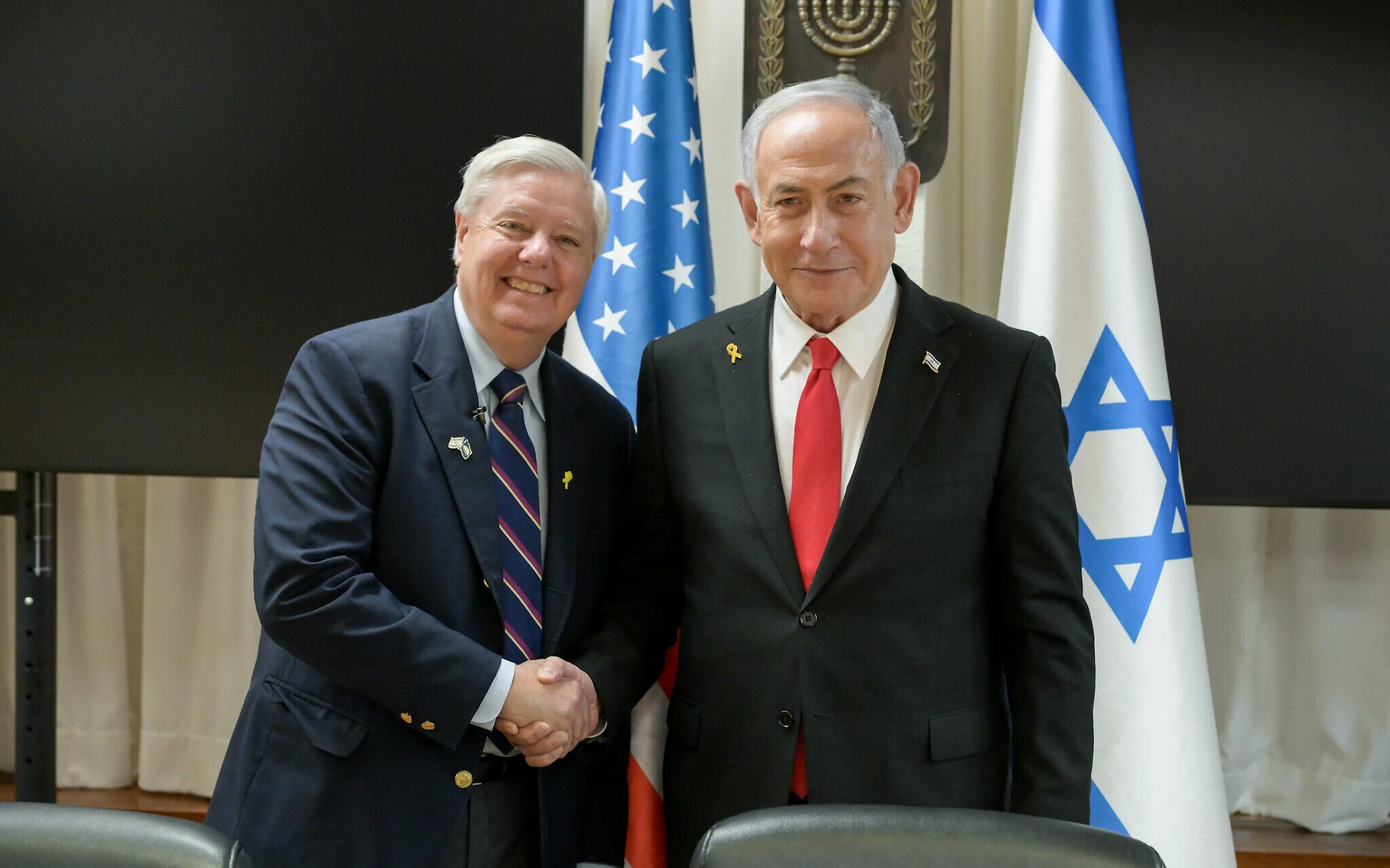 174 مليار دولار.. هل تستطيع "إسرائيل" الاستغناء عن مساعدات واشنطن؟ 23 نتنياهو أثناء لقائه بالسيناتور الأمريكي ليندسي غراهام في تل أبيب 17 فبراير 2025