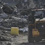 كتلة خرسانية صفراء تحدد "الخط الأصفر" الذي يفصل بين المناطق الخاضعة لسيطرة الاحتلال عن الأماكن الأخرى