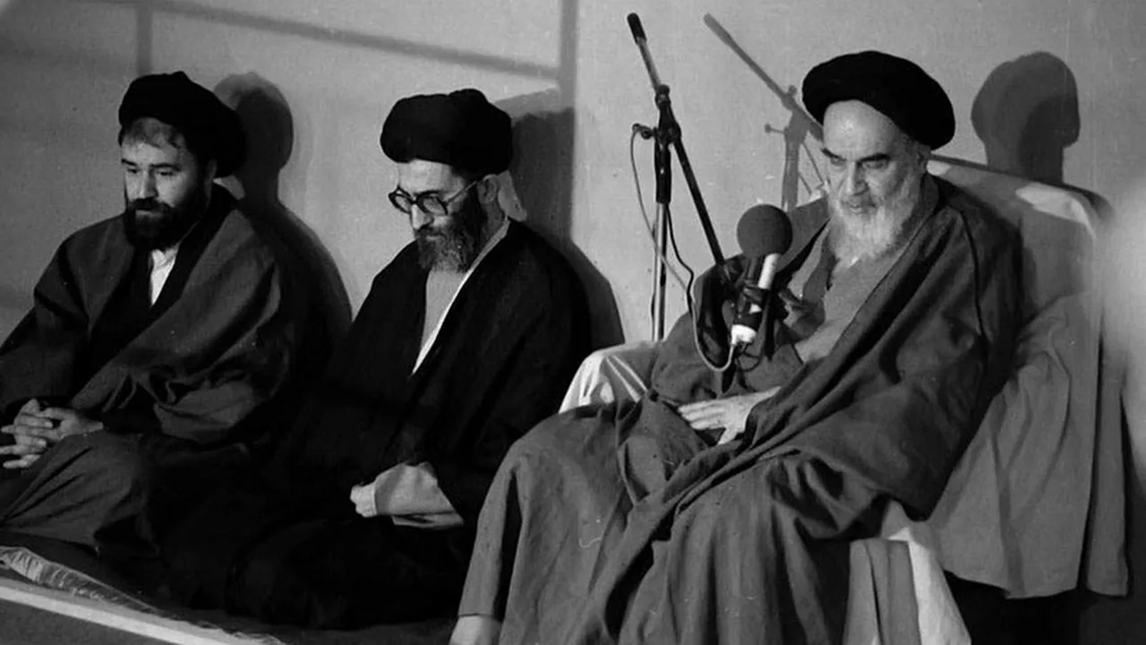 القصر والحوزة.. أبرز الفروقات بين حكمي الشاه والمرشد 23 الخميني وخامنئي تبنيا نهجًا قمعيًا مماثلاً لعهد الشاه إن لم يكن أشد