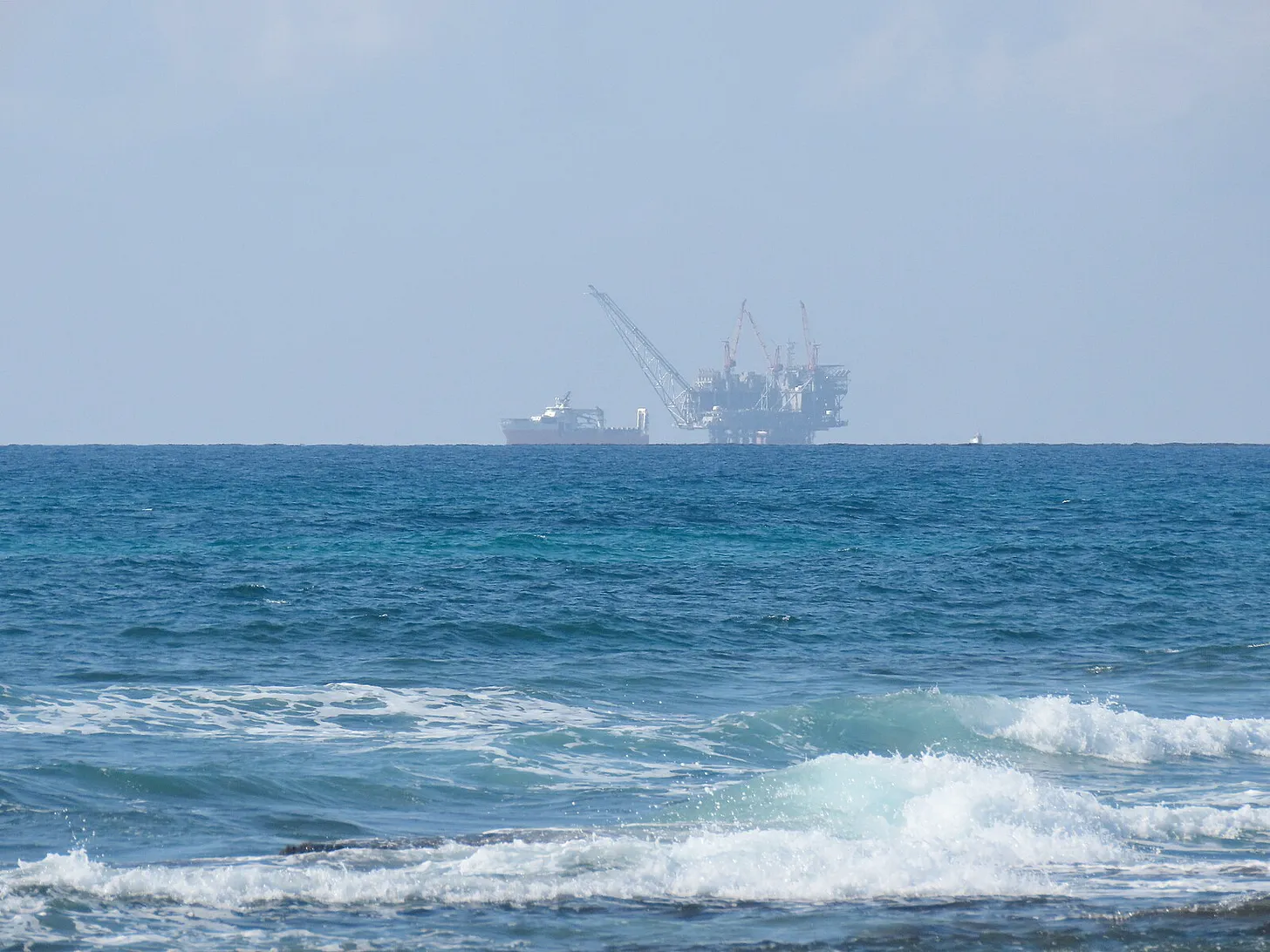 كيف مهّد إبستين طريق نتنياهو وباراك لاحتكار الغاز البحري؟ 30 نون بوست