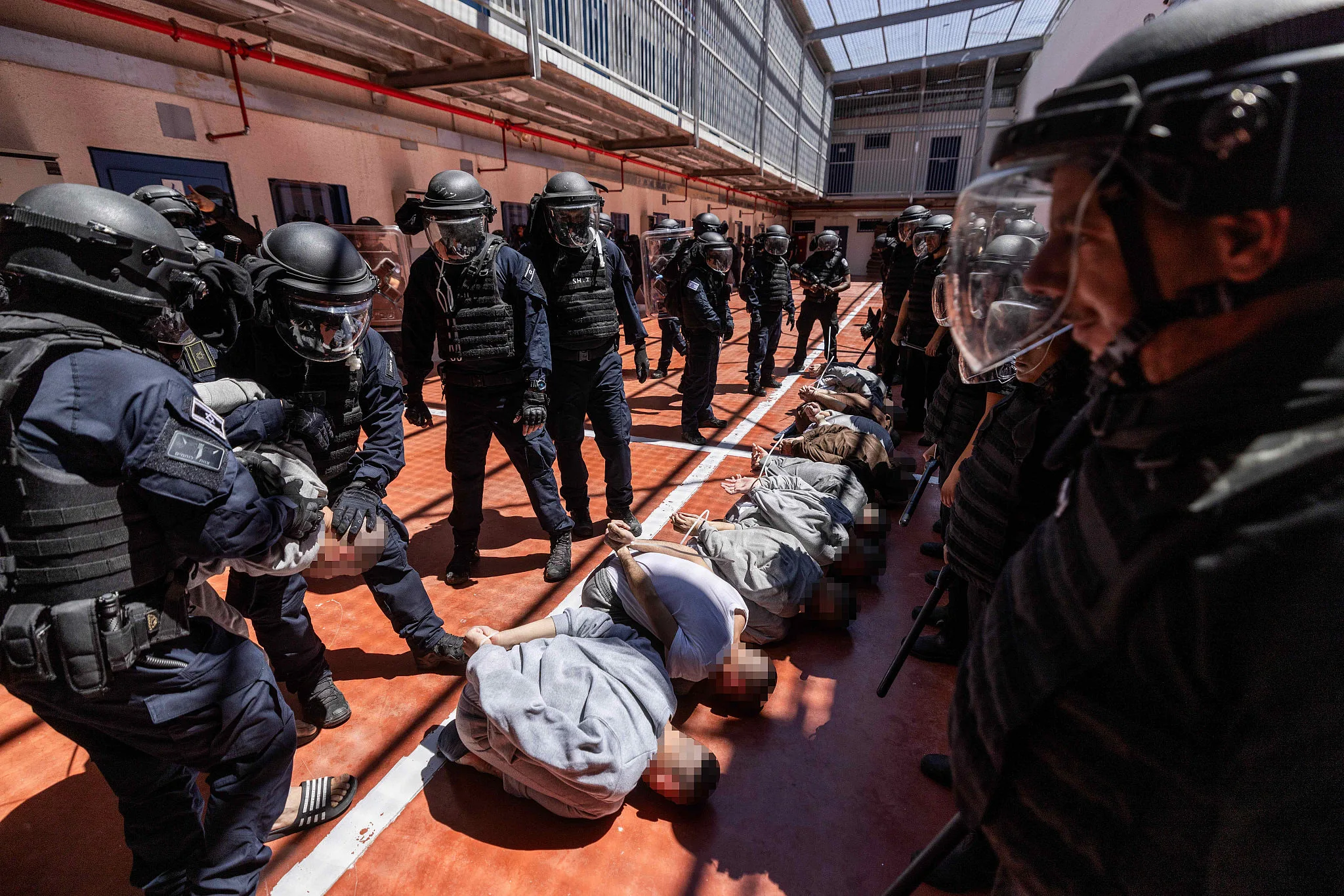 "لا أستطيع مساعدة موكليّ": المهمة المستحيلة لتمثيل المعتقلين الفلسطينيين 24 نون بوست