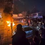 تجمّع إيرانيون وأغلقوا أحد الشوارع خلال احتجاج في طهران 9 يناير (AFP)