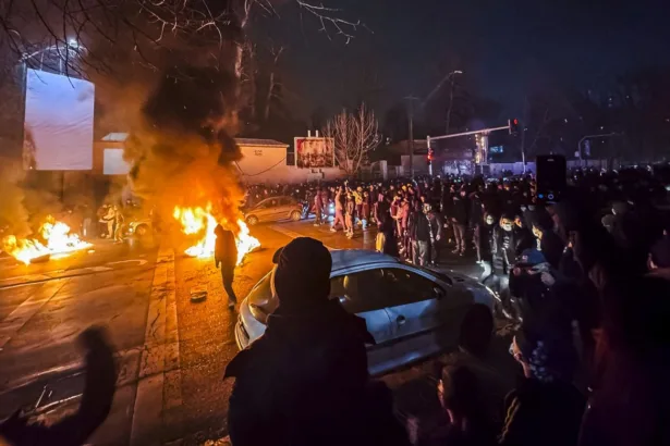 تجمّع إيرانيون وأغلقوا أحد الشوارع خلال احتجاج في طهران 9 يناير (AFP)