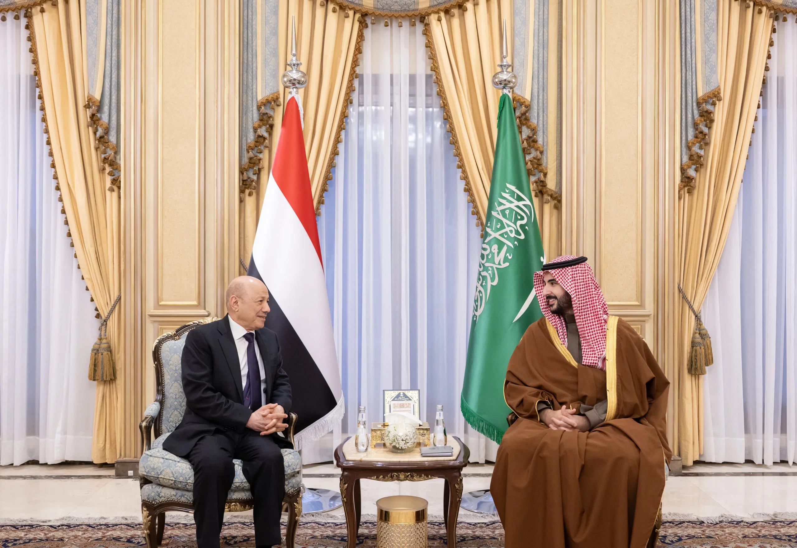 وزير الدفاع السعودي خلال لقائه رئيس المجلس الرئاسي اليمني وإعلانه عن حزمة الدعم السعودي