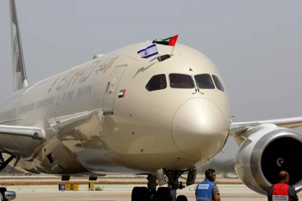 شهدت حركة الطيران بين الإمارات و"إسرائيل" نموًا سريعا منذ بدء الرحلات المباشرة في 2020