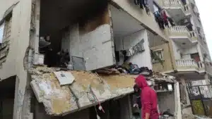 “تمرّ بي ليالٍ لا يغمض لي فيها جفن”.. كيف يسكن الغزيون بيوتًا تنتظر الانهيار؟