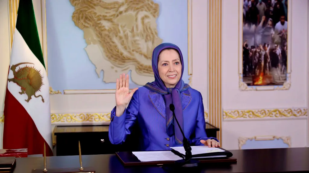 معضلة القيادة في إيران: لماذا قد يتجاوز الداخل بهلوي ورجوي معًا؟ 23 نون بوست