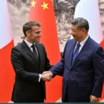 الرئيس الفرنسي إيمانويل ماكرون خلال زيارة رسمية إلى بكين نهاية 2025 (رويترز)