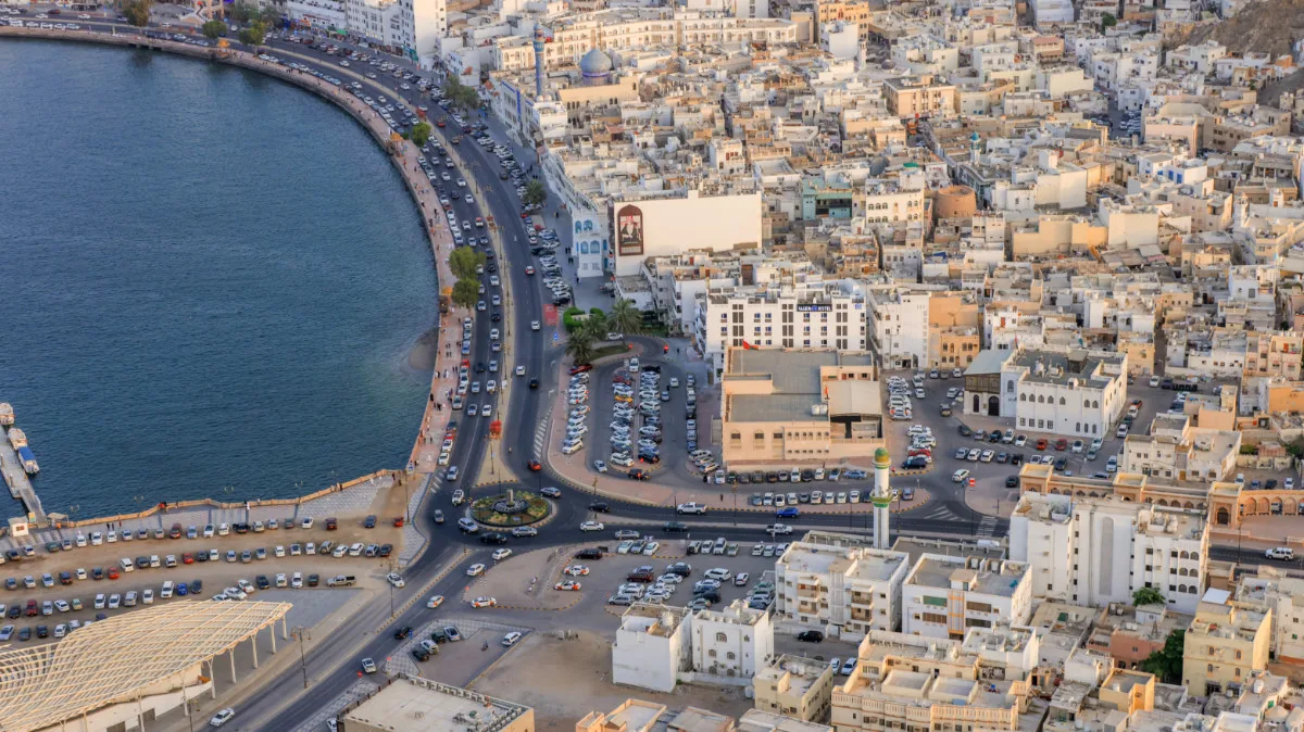 كيف تحولت عُمان من وسيط إلى شريك صامت للسعودية في الصراع اليمني؟ 23 نون بوست