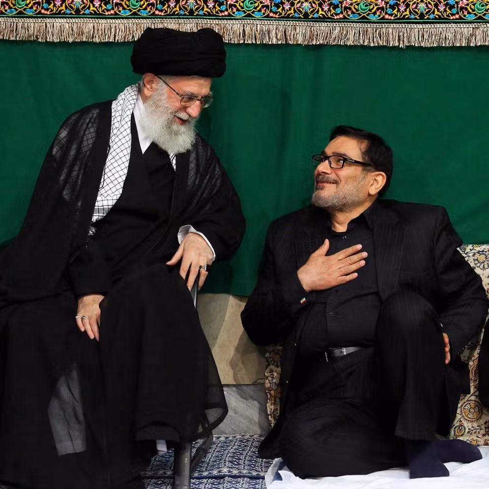 شخصيات ومواقع.. بنك الأهداف الإسرائيلي الأمريكي في إيران 22 خامنئي برفقة علي شمخاني أحد أبرز مستشاريه الذي أصيب بقصف إسرائيلي سابق