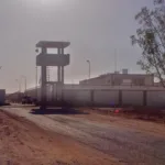 لا تقتصر معاناة المهاجرين على الاحتجاز في ليبيا بل كثيرًا ما يتعرضون للتعذيب والابتزاز على أيدي مهربي البشر