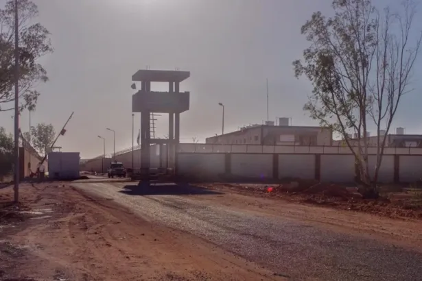 لا تقتصر معاناة المهاجرين على الاحتجاز في ليبيا بل كثيرًا ما يتعرضون للتعذيب والابتزاز على أيدي مهربي البشر