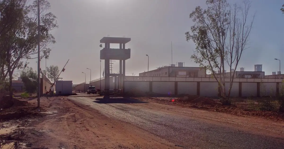 لا تقتصر معاناة المهاجرين على الاحتجاز في ليبيا بل كثيرًا ما يتعرضون للتعذيب والابتزاز على أيدي مهربي البشر