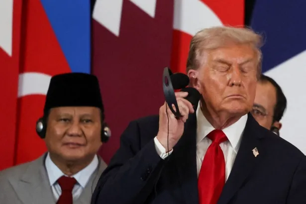 الرئيس الأمريكي يستقبل نظيره الإندونيسي خلال قمة حول غزة في شرم الشيخ في 13 أكتوبر 2025 (AFP)