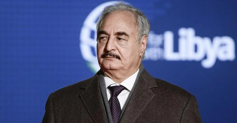 هل تسعى الولايات المتحدة لاستقطاب حفتر عبر بوابة النفط والانتخابات؟ 22 نون بوست