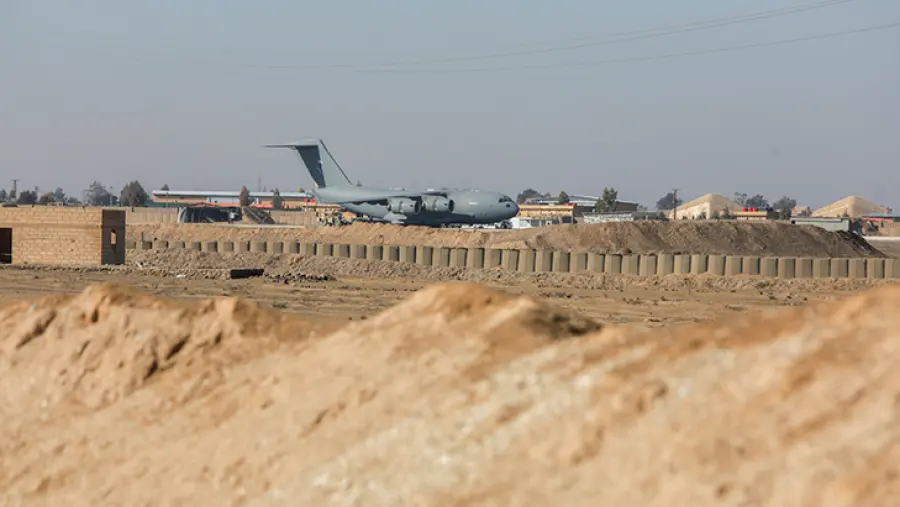 ما الذي تغيّر في الوجود الأمريكي بسوريا؟ 23 سلّمت القوات الأمريكية قاعدة الشدادي للجيش السوري في إطار إعادة تموضع عسكري (AA)