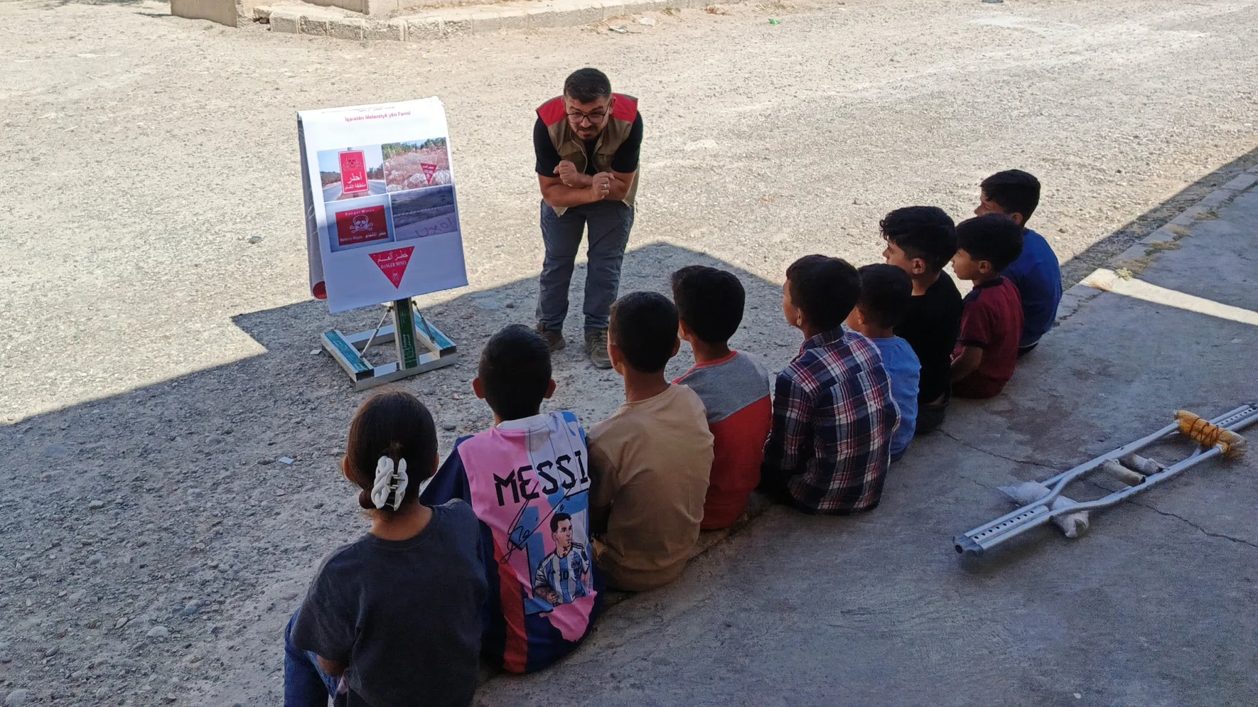 درس توعوي من MAG حول مخاطر الذخائر المتفجرة للأطفال في قرية سباخ، بمحافظة الرقة السورية