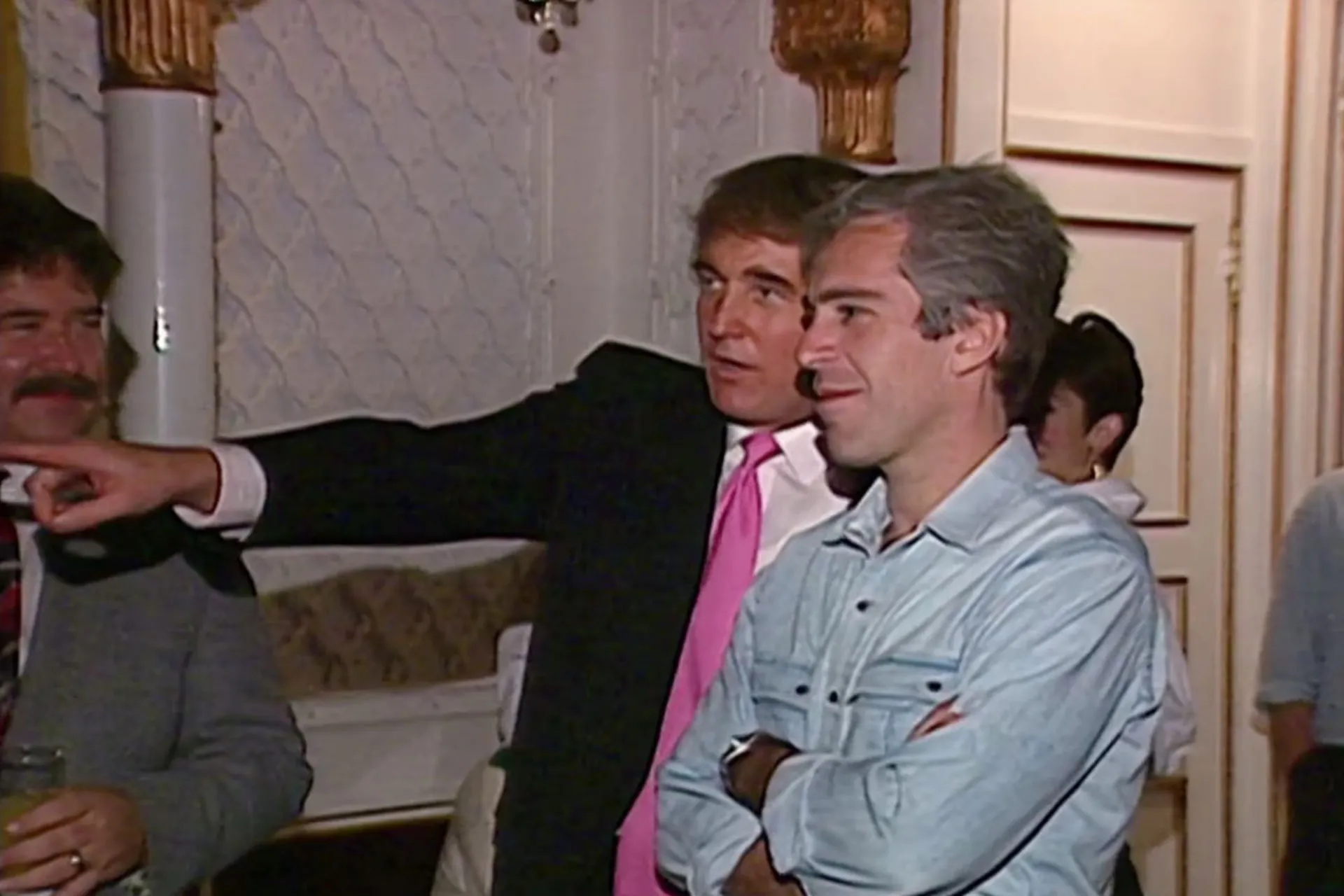 من وعود الشفافية إلى التستّر.. سر تحولات ترامب في ملف إبستين 24 قال الملياردير المدان إن ترامب "أمضى ساعات في منزلي" بصحبة إحدى الضحايا