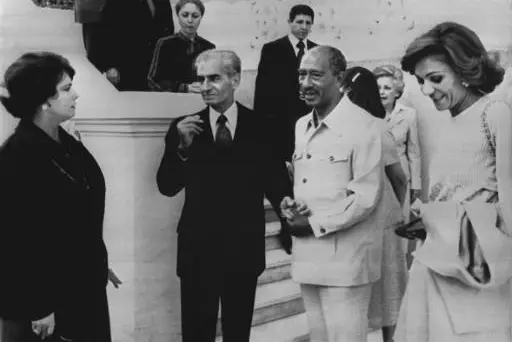 سفراء على الأبواب؟.. 90 عامًا من الشد والجذب بين مصر وإيران 23 الرئيس المصري الأسبق أنور السادات وشاه ايران السابق في 17 أبريل/نيسان 1980 بالقاهرة