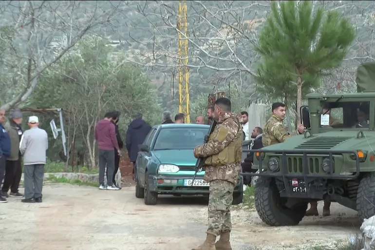 قوات لبنانية في الموقع الذي اختطفت فيه قوة إسرائيلية القيادي عطوي في بلدة الهبارية (الجزيرة)