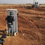 أعضاء منظمة هالو تراست يعملون على إزالة الألغام من حقل بمحافظة إدلب السورية في 19 ديسمبر 2024 (AFP)