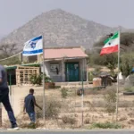 علم "إسرائيل" إلى جوار علم "إقليم أرض الصومال" الانفصالي على أبواب مزرعة في هرجيسا (AFP)