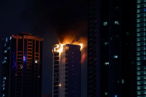 مبنى سكني في العاصمة البحريني المنامة تعرض لصاروخ أو شظايا صاروخ يرجح أنه إيراني، السبت 28 فبراير 2026ن رويترز.