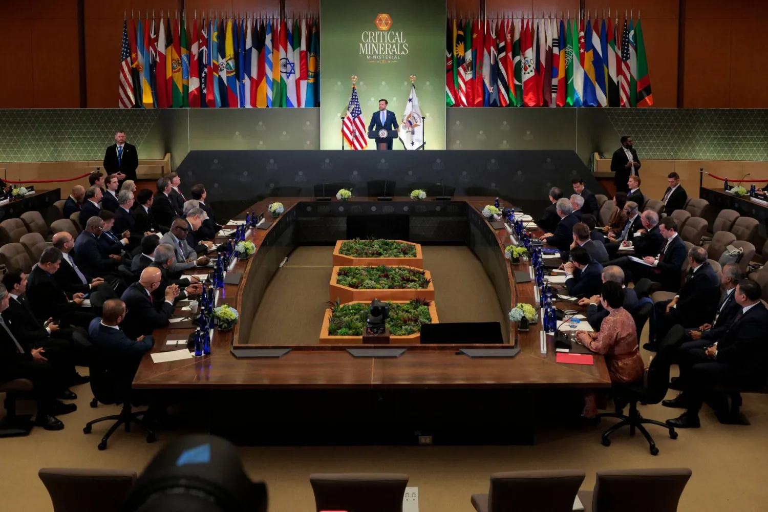 قبضة الصين على المعادن الحيوية.. لماذا يصعُب كسرها؟ 23 حضر اجتماع واشنطن الوزاري ممثلون عن 55 دولة من بينها قوى صناعية