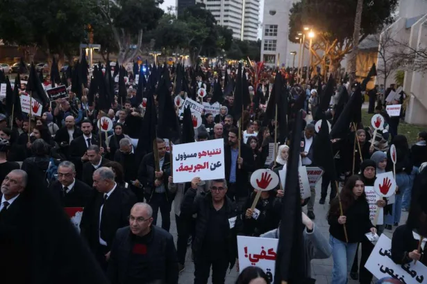 خرج عشرات الآلاف ونفذوا إضرابات في مدن عديدة ضد تفشي الجريمة بالداخل الفلسطيني المحتل