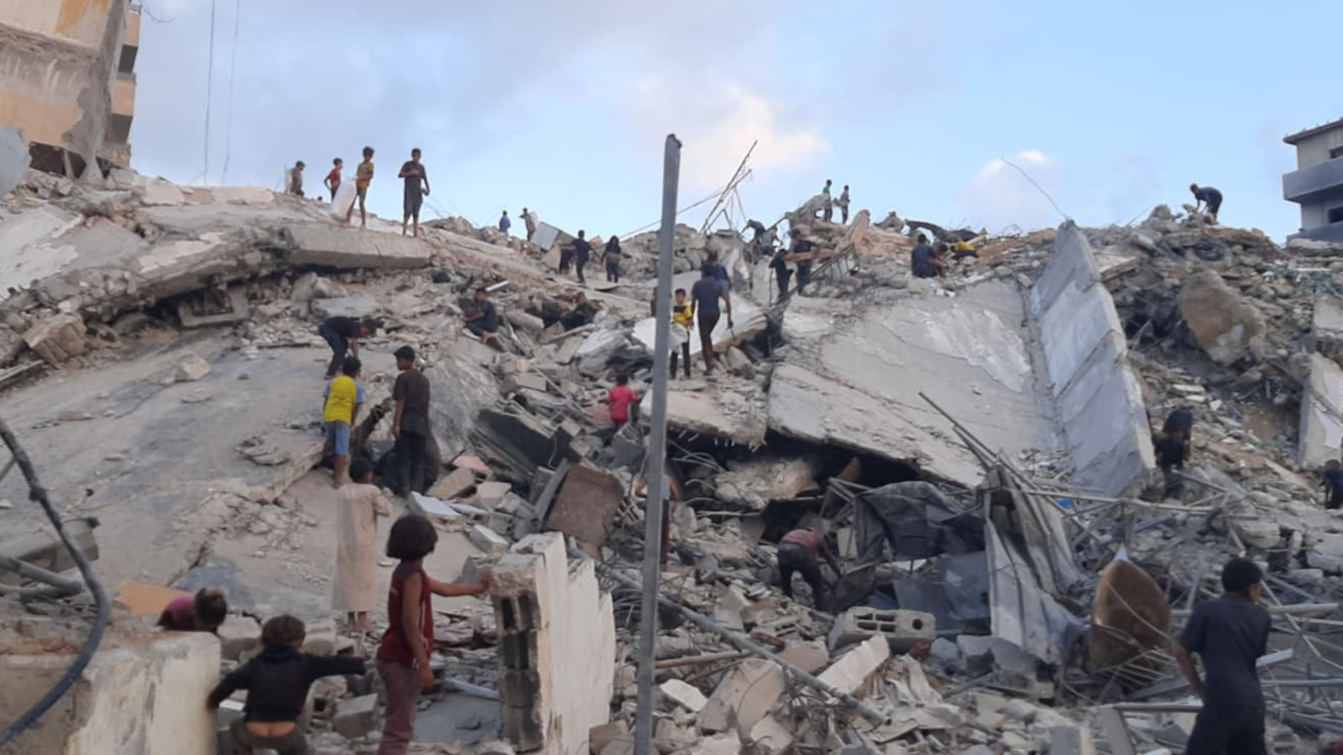 Just 10 Minutes: How Much Time Is Enough to Flee the Home of a Lifetime? 31 نون بوست