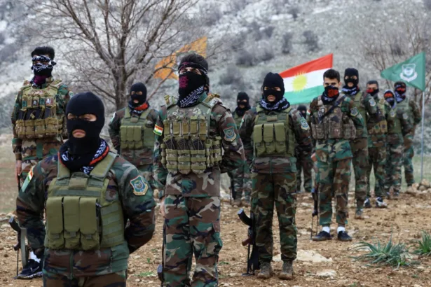 مقاتلون من حزب حرية كردستان يشاركون في دورة تدريبية على مشارف أربيل في 12 فبراير/شباط 2026 (رويترز)