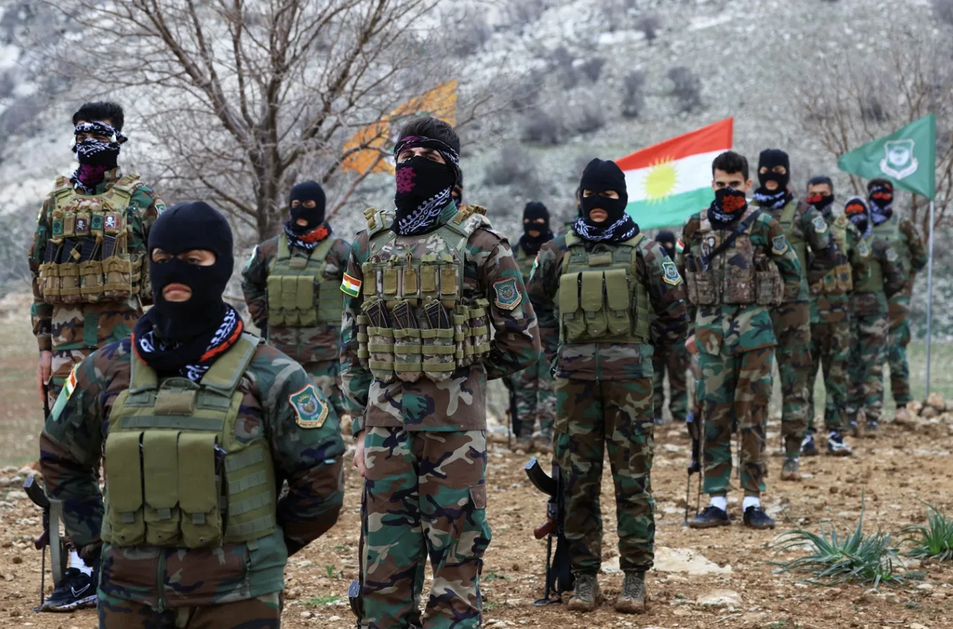 مقاتلون من حزب حرية كردستان يشاركون في دورة تدريبية على مشارف أربيل في 12 فبراير/شباط 2026 (رويترز)