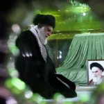 يُعدّ المرشد الأعلى جوهر النظام الإيراني كونه القائد الأعلى للقوات المسلحة والمرجعية الأولى