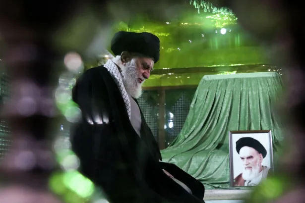يُعدّ المرشد الأعلى جوهر النظام الإيراني كونه القائد الأعلى للقوات المسلحة والمرجعية الأولى