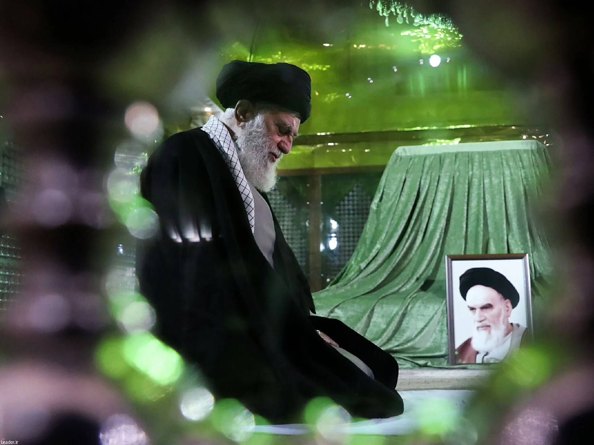 يُعدّ المرشد الأعلى جوهر النظام الإيراني كونه القائد الأعلى للقوات المسلحة والمرجعية الأولى