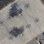 تُظهر هذه الصورة الملتقطة بالأقمار الصناعية طائرتي شحن من طراز C-130 محطمتين في قاعدة جوية بمدينة شيراز الإيرانية