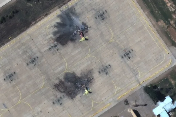 تُظهر هذه الصورة الملتقطة بالأقمار الصناعية طائرتي شحن من طراز C-130 محطمتين في قاعدة جوية بمدينة شيراز الإيرانية