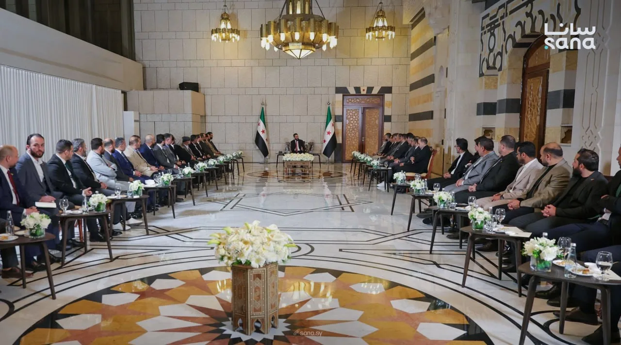 امرأة واحدة فقط.. لماذا غاب الحضور النسائي عن لقاء الشرع بالإعلاميين؟ 23 نون بوست