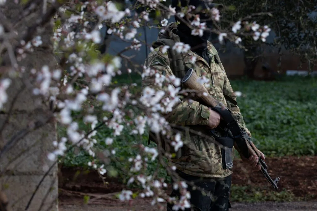 على الحدود السورية-اللبنانية: عودة اللاجئين تُوقظ رغبة الانتقام من حزب الله 29 نون بوست