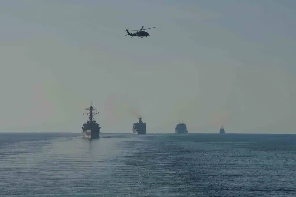 المدمرة الأمريكية ميتشر وسفن إمداد تعبر مضيق هرمز