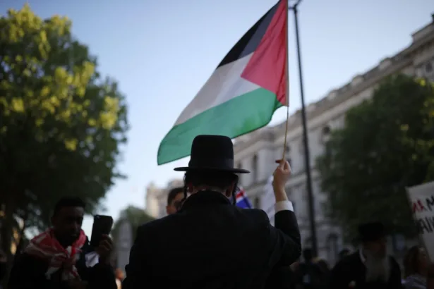 The Story of Neturei Karta: The Jews Who Stand with Palestine Against “Israel”