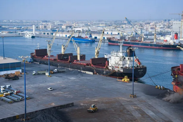 ميناء ينبع السعودي.. هل يكسر هيمنة مضيق هرمز؟