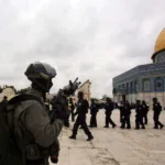 إغلاق الأقصى وإقصاء الشهود: معركة السيطرة على الصورة والذاكرة