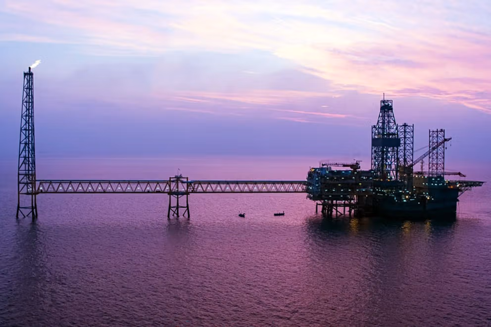 بينما يختنق الجيران.. هل تربح إيران نفطيًا من تطويق هرمز؟